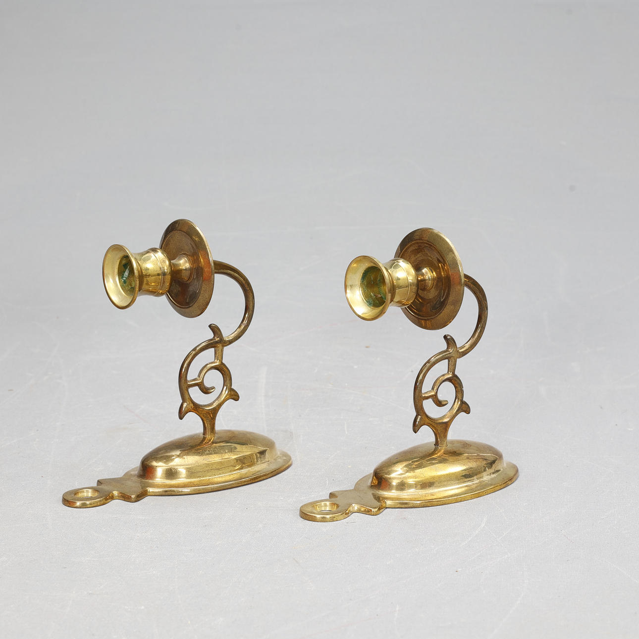 VÄGGLJUSSTAKAR, ett par, mässing.