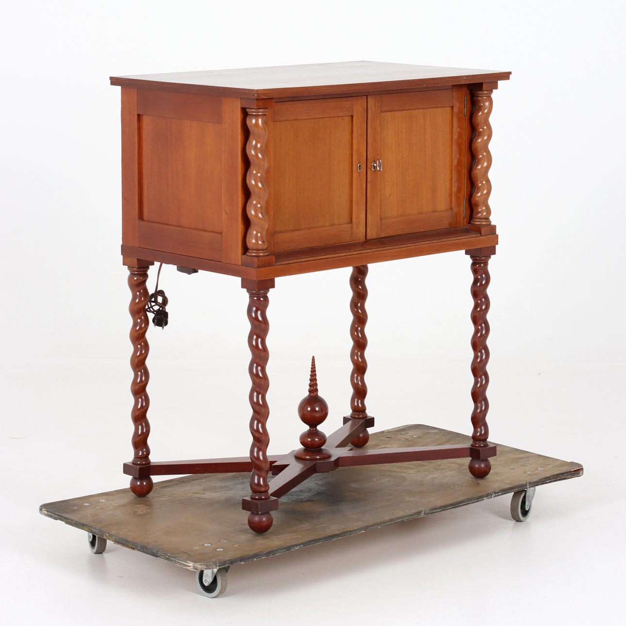 SKÅP, barockstil, mahogny, 1900-tal.