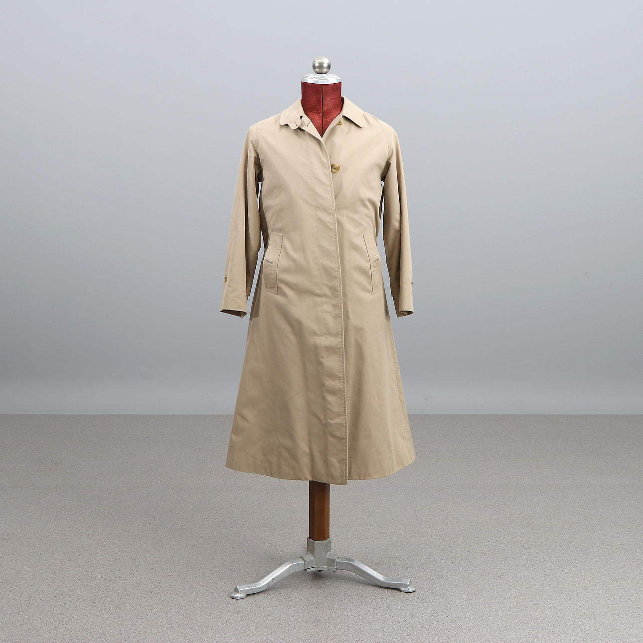 TRENCH COAT, BURBERRY, ENGLAND.