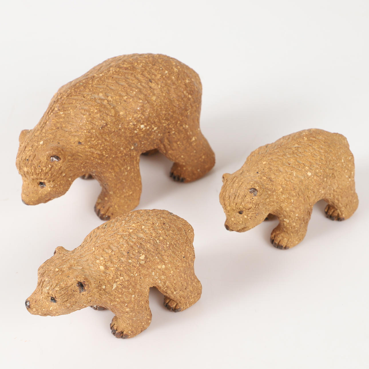 FIGURINER, 3 stycken björnar, chamotte, 1900-tal.