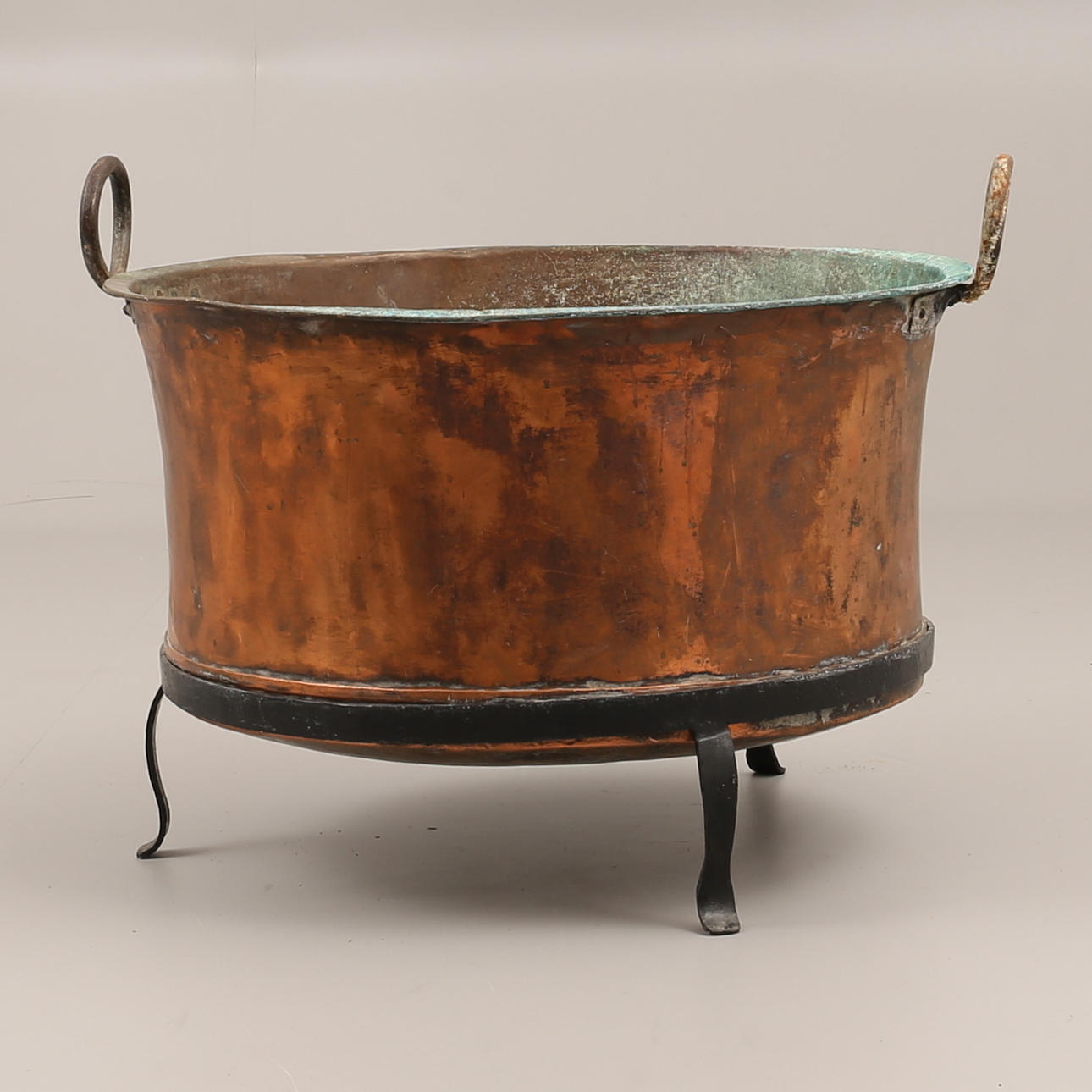 BYKGRYTA, koppar, 1800-tal. Handtag och lös fotställning i smide.