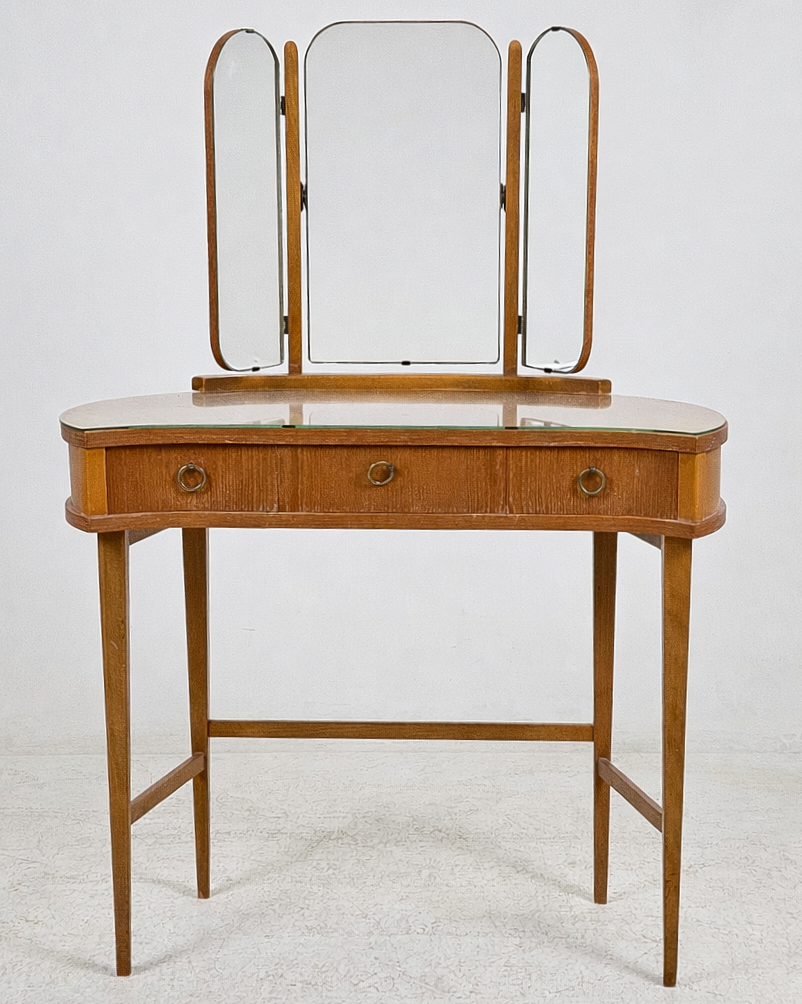A 1940′s dressing table.