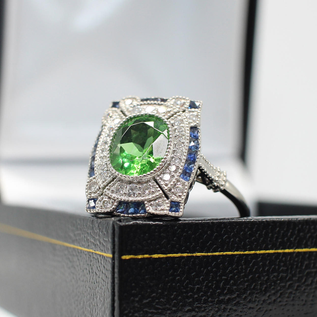 PERIDOT, SAPPHIRE & DIAMOND RING.