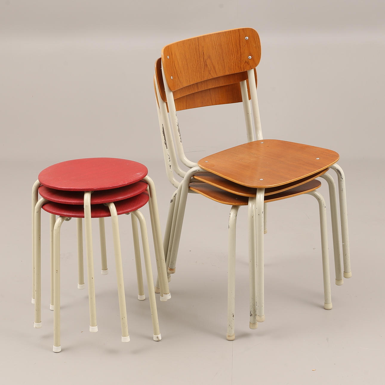 STOLAR, 3 st. Stålrör med träsits och ryggbricka. PALLAR, 3 st. Stålrör med galonklädd sits.