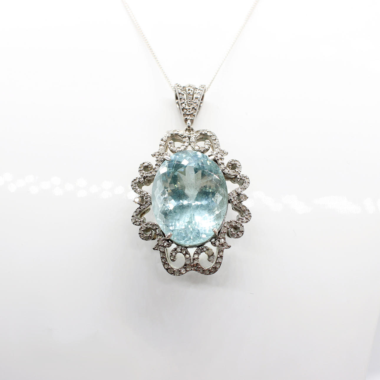 LARGE AQUAMARINE & DIAMOND NECKLACE.