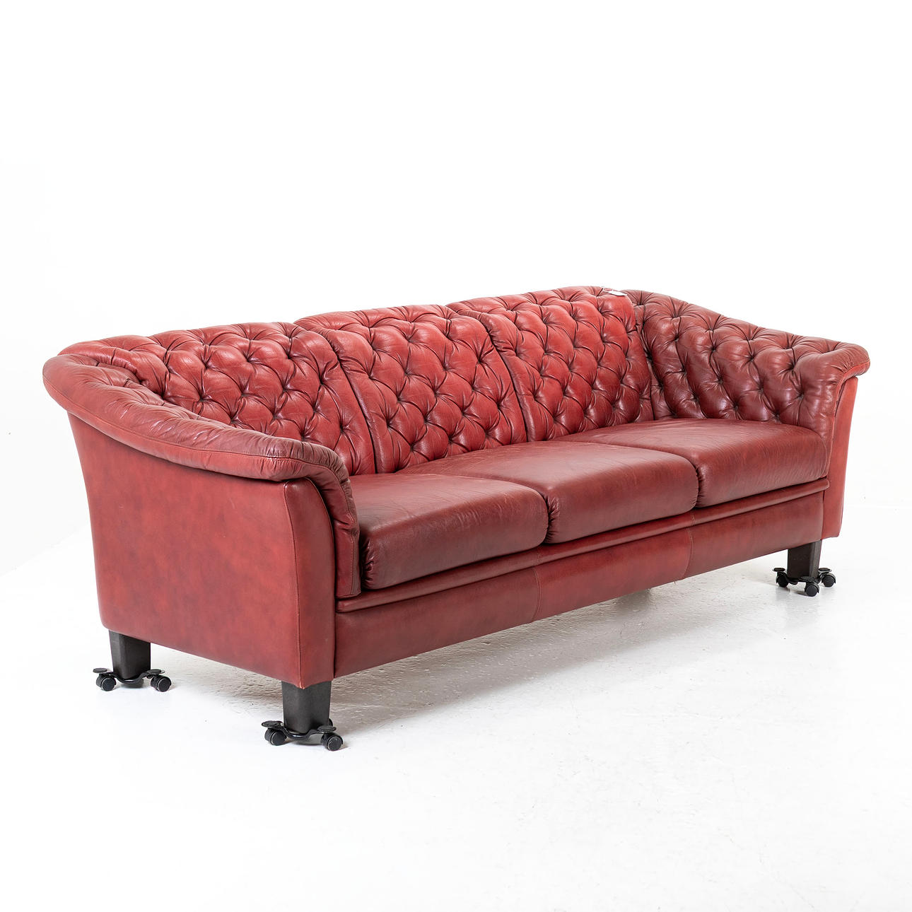 SOFA, leather, “Chesterfield”.
