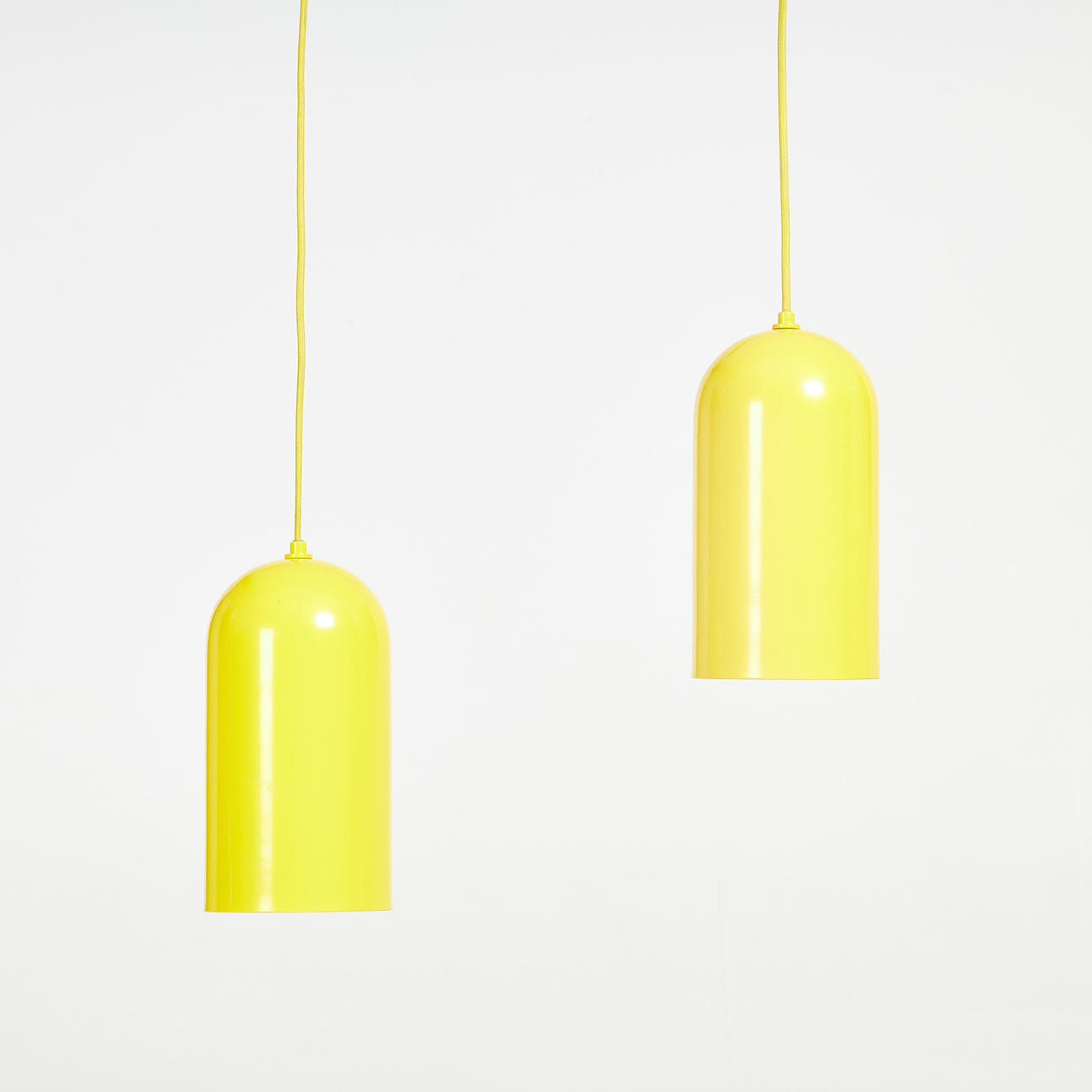 TAKLAMPOR. 1 par, pendlar, By Rydéns, gullackerad plåt.