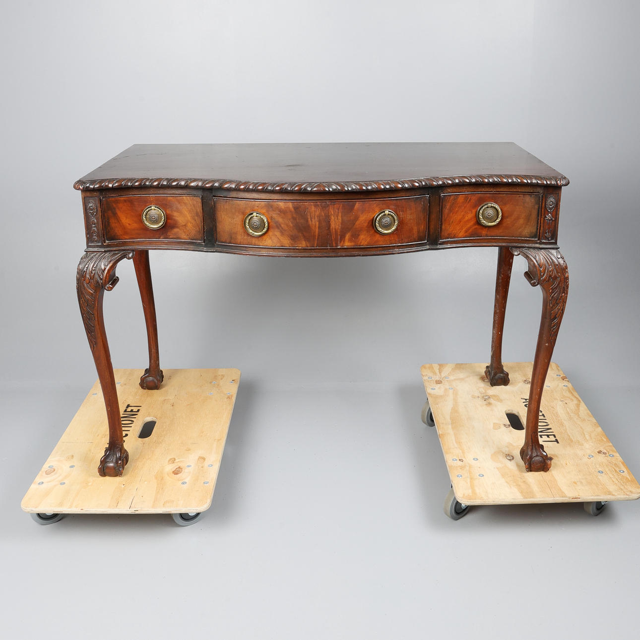 EDWARDIAN CHIPPENDALE STYLE MAHOGANY SIDE TABLE.