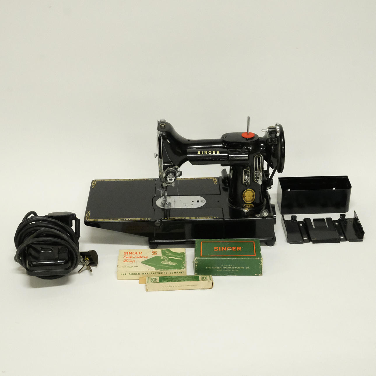 SEWING MACHINE, SINGER, 222K.