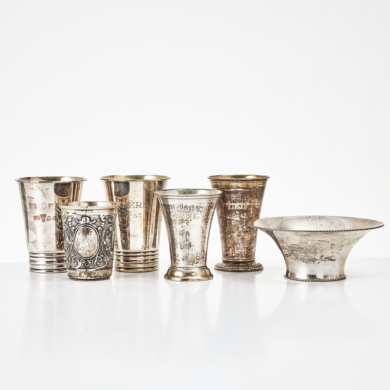 BEAKERS 5 pieces, a bowl, silver.