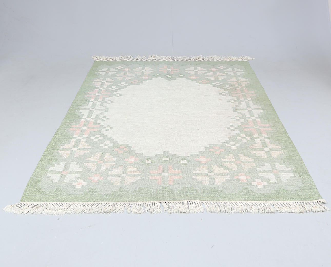 A 20th century carpet with yarrow linen.