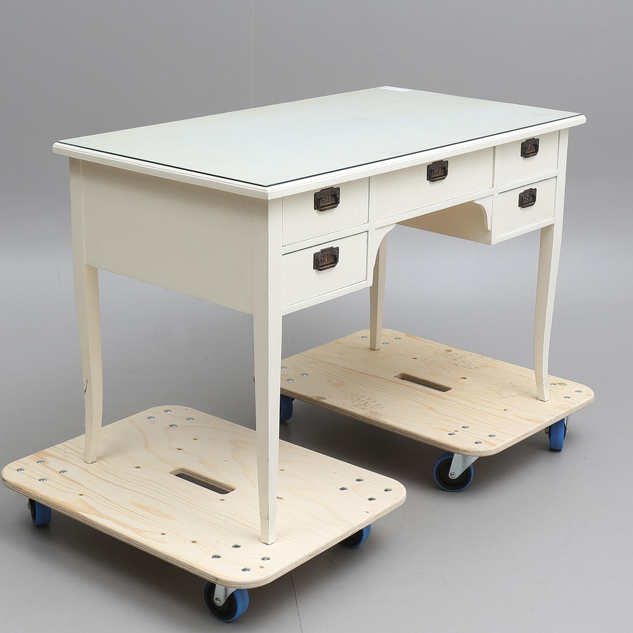 SKRIVBORD, senjugend, 1900-talets första hälft.