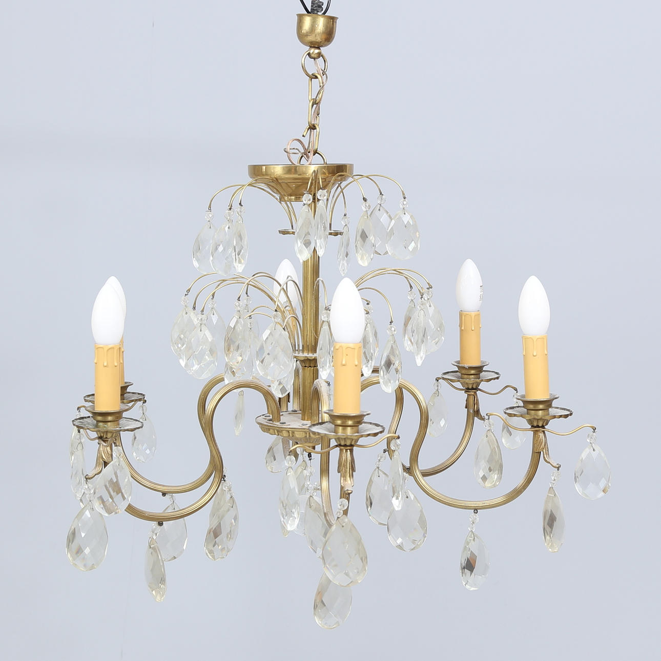 A 1940s-century ceiling lamp with prisms.