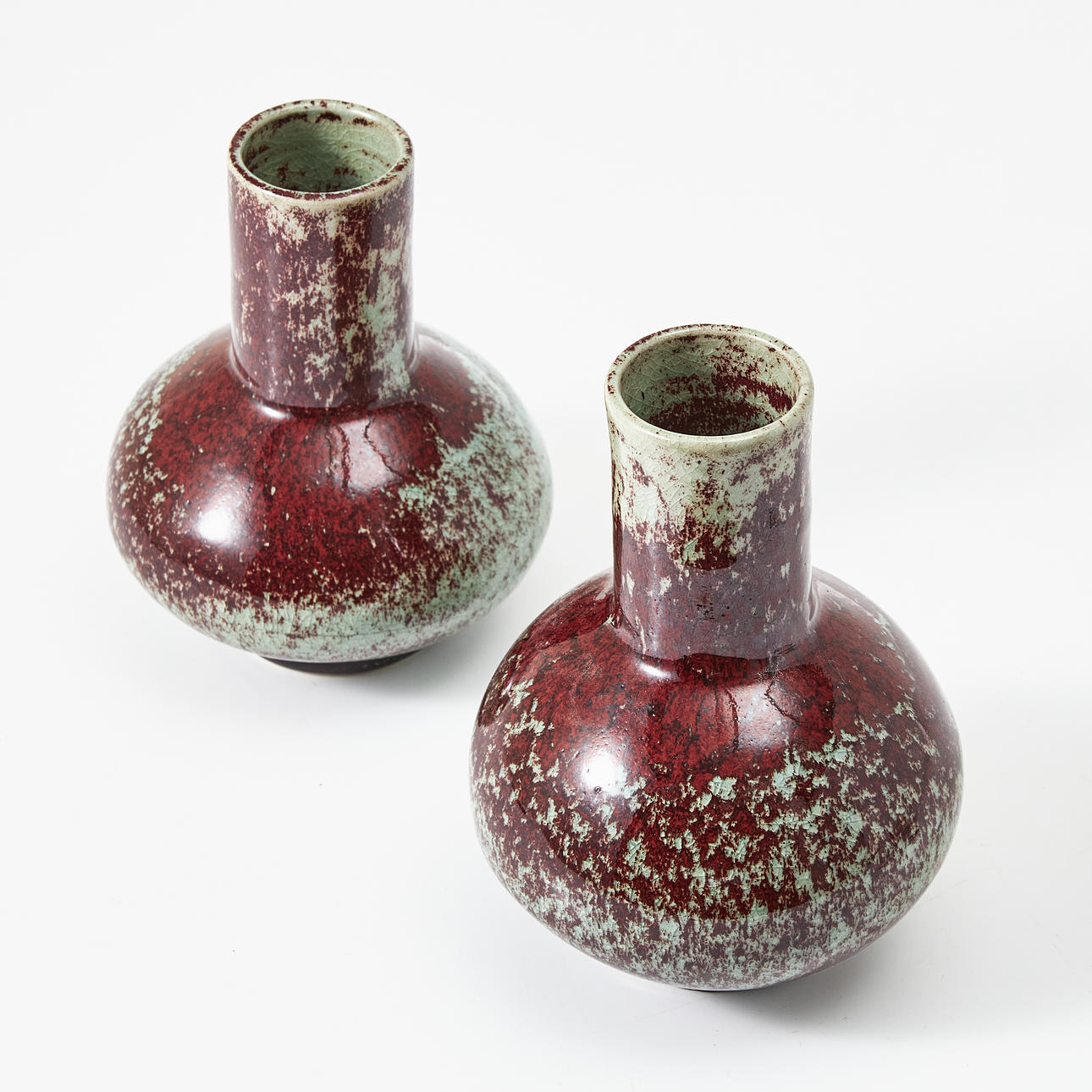 ISAK ISAKSSON. (född 1949), vaser, 2 st stengods, signerade, egen verkstad.