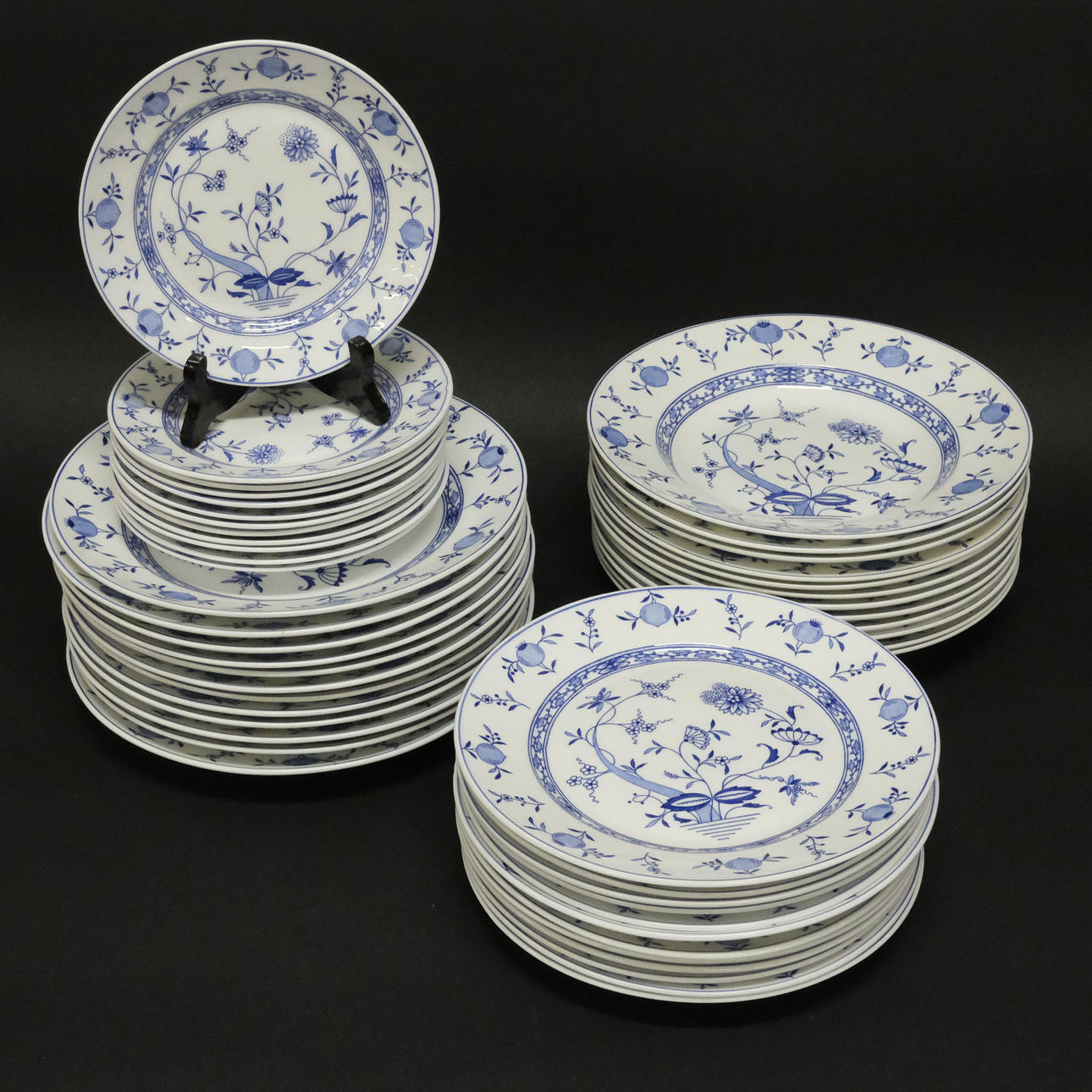 GUSTAVSBERG. “DRESDEN”. DINNERWARE, 48 PIECES.