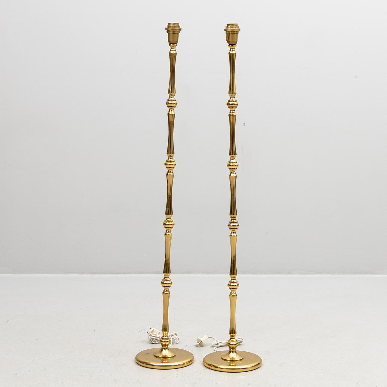 GOLVLAMPOR, ett par, mässing, 1900-tal.