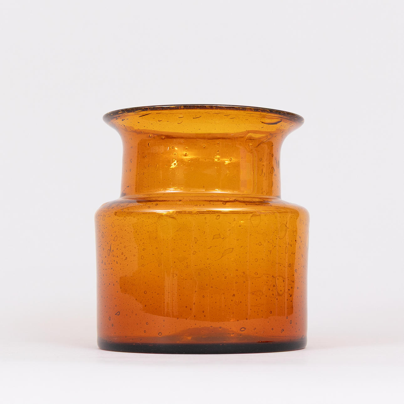 ERIK HÖGLUND. Vas, bruntonad, osignerad.