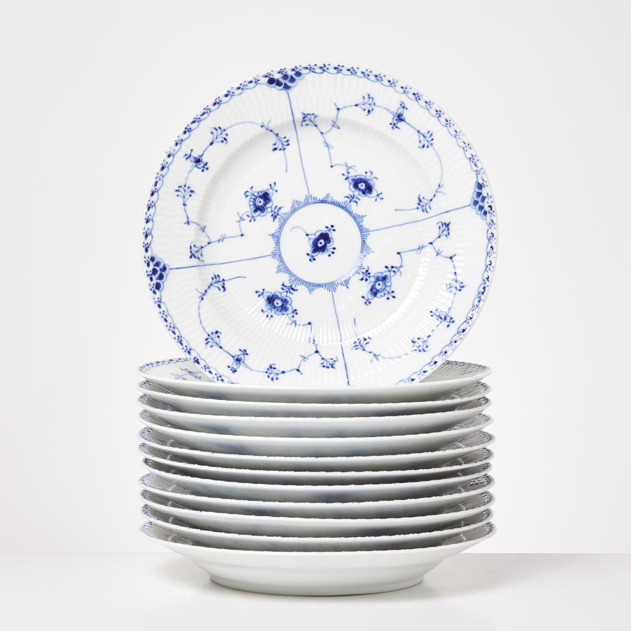 ROYAL COPENHAGEN, „Musselmalet“, 12 flache Teller, Modell 1/571, halbblond. Keramik & Porzellan - Europäisch