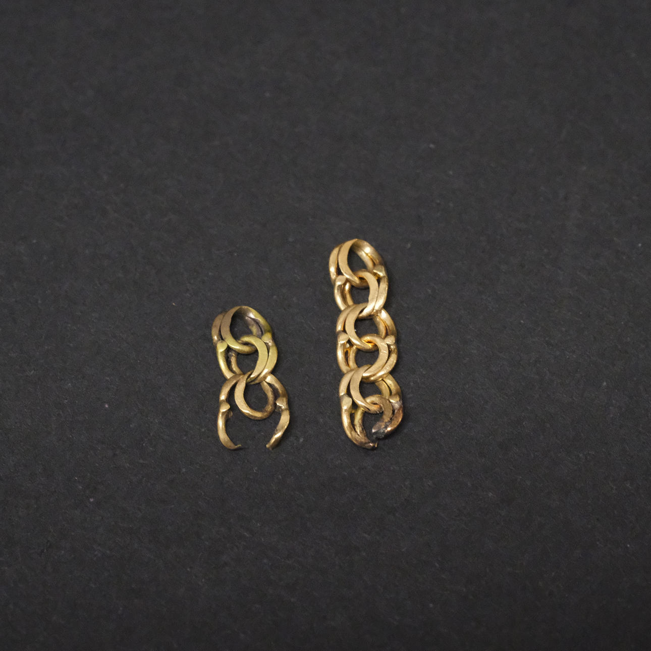 GULDSKROT, TVÅ DELAR. 18K GULD.