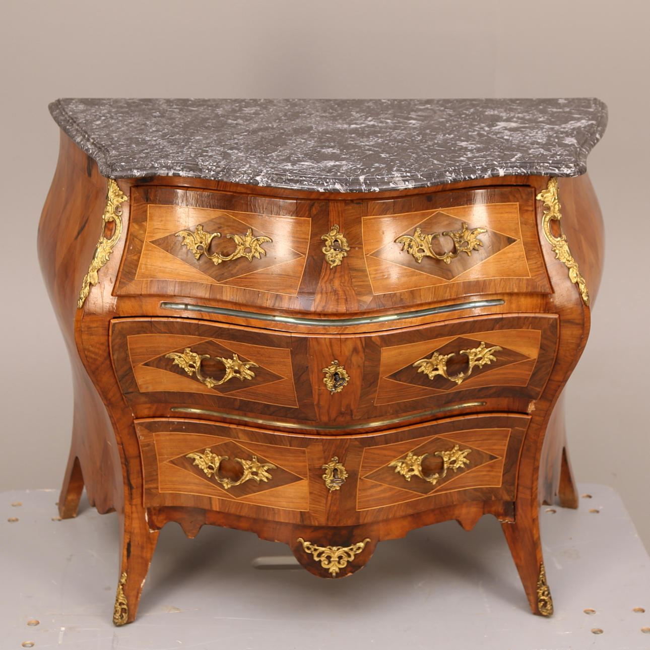 BYRÅ men stenskiva, fanerad / intarsia, bukformad, mitten 1900-talet.