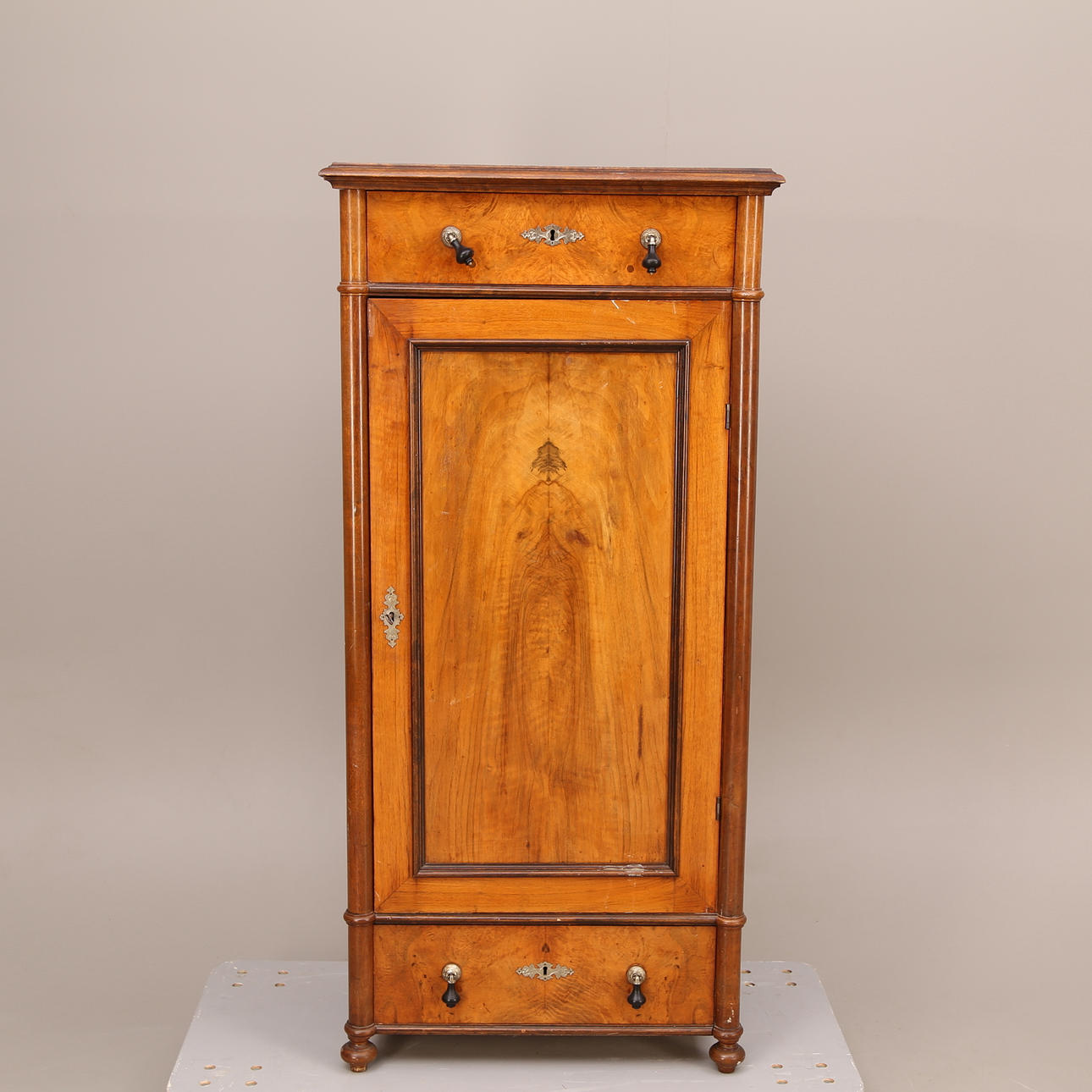 LINNESKÅP, fanerad valnöt, dörr + två lådor, dropphandtag, 18-/1900-tal.