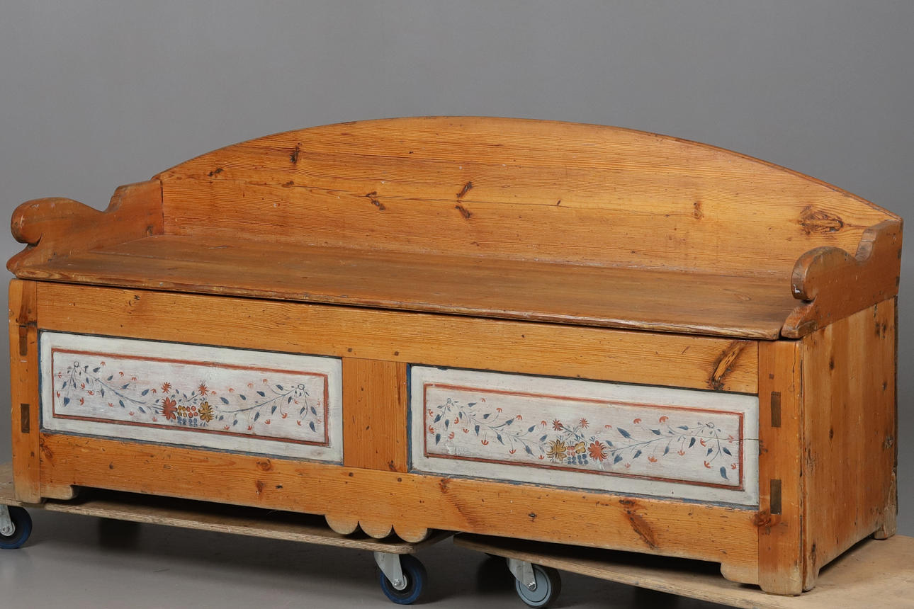 FOLDING BENCH, extendable. A pine tree with painted front, 19th century.