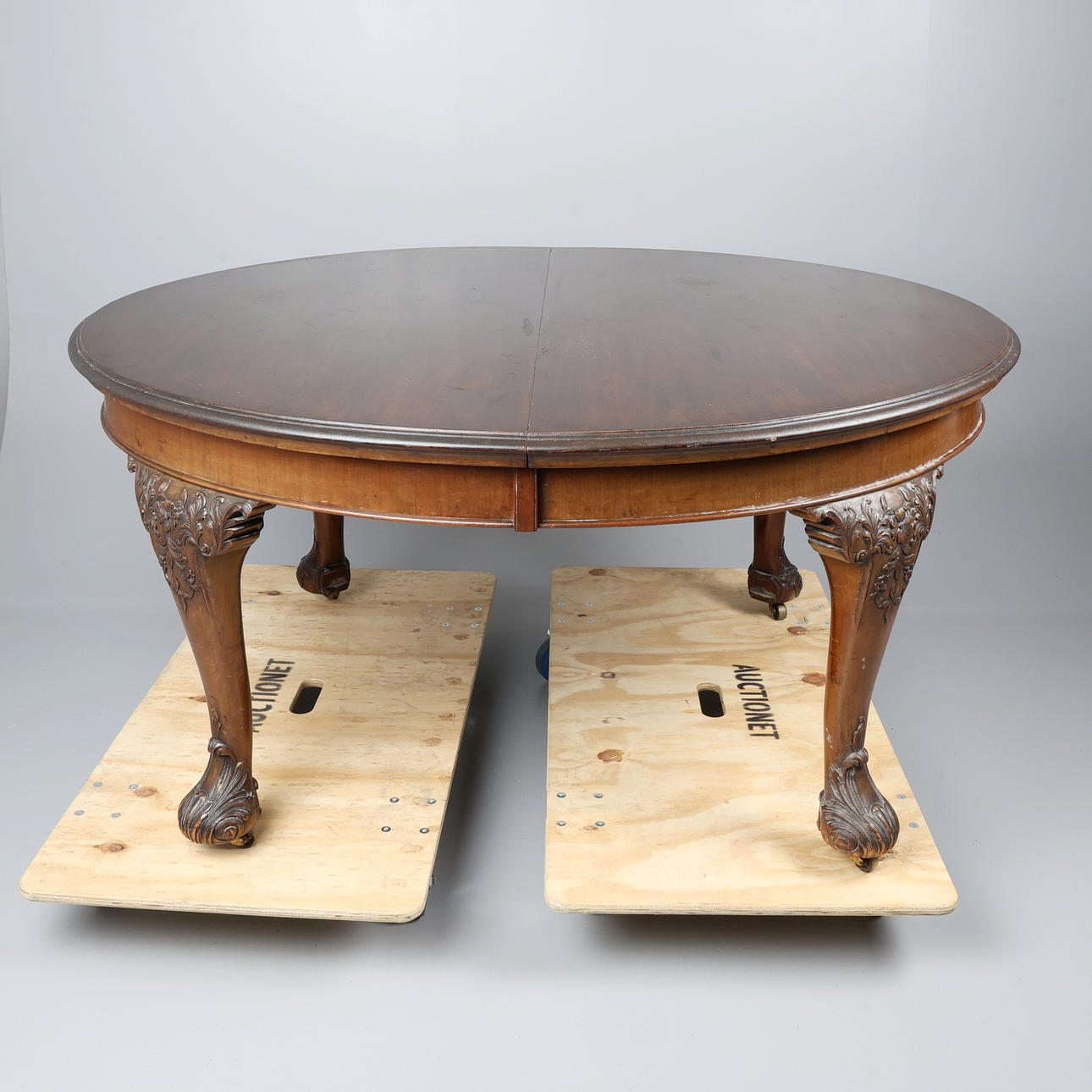 EDWARDIAN MAHOGANY EXTENDING OVAL DINING TABLE.