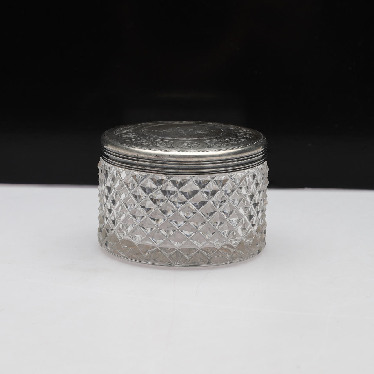 BOX, glass and silver, weight silver approx. 17,52g.
