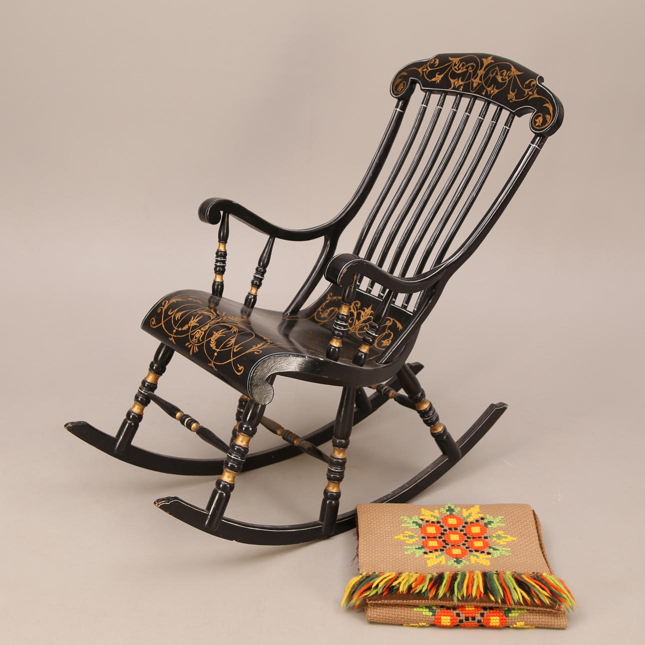 GUNGSTOL, svart, dekormålad, 1900-tal.