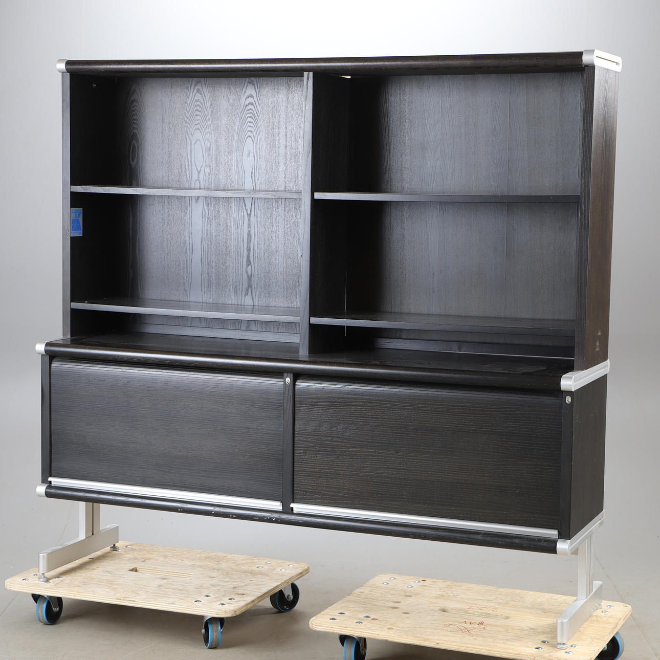 SIDEBOARD MED ÖVERDEL, ek, 1900-talets slut.