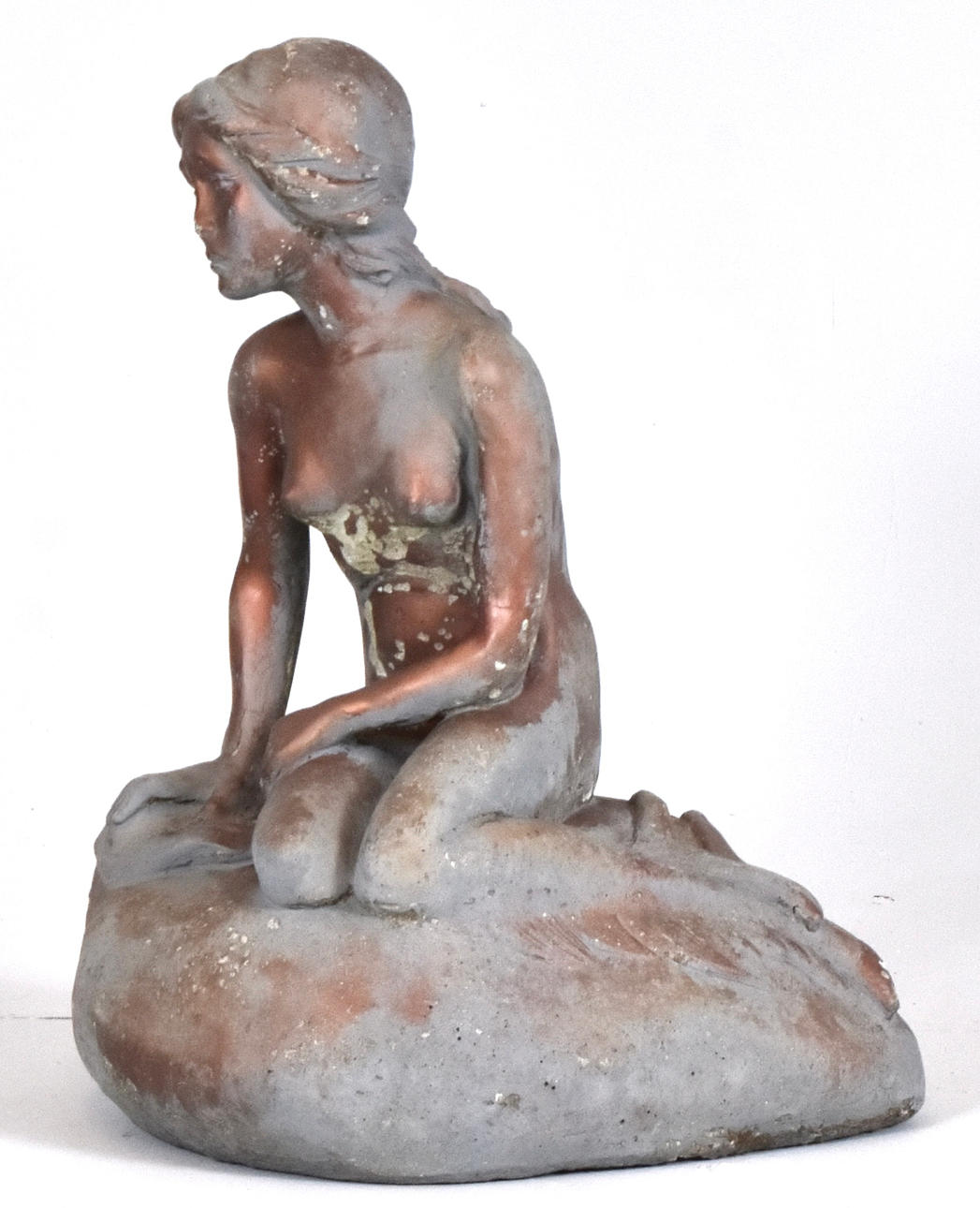 A concrete sculpture by Gino Manka.