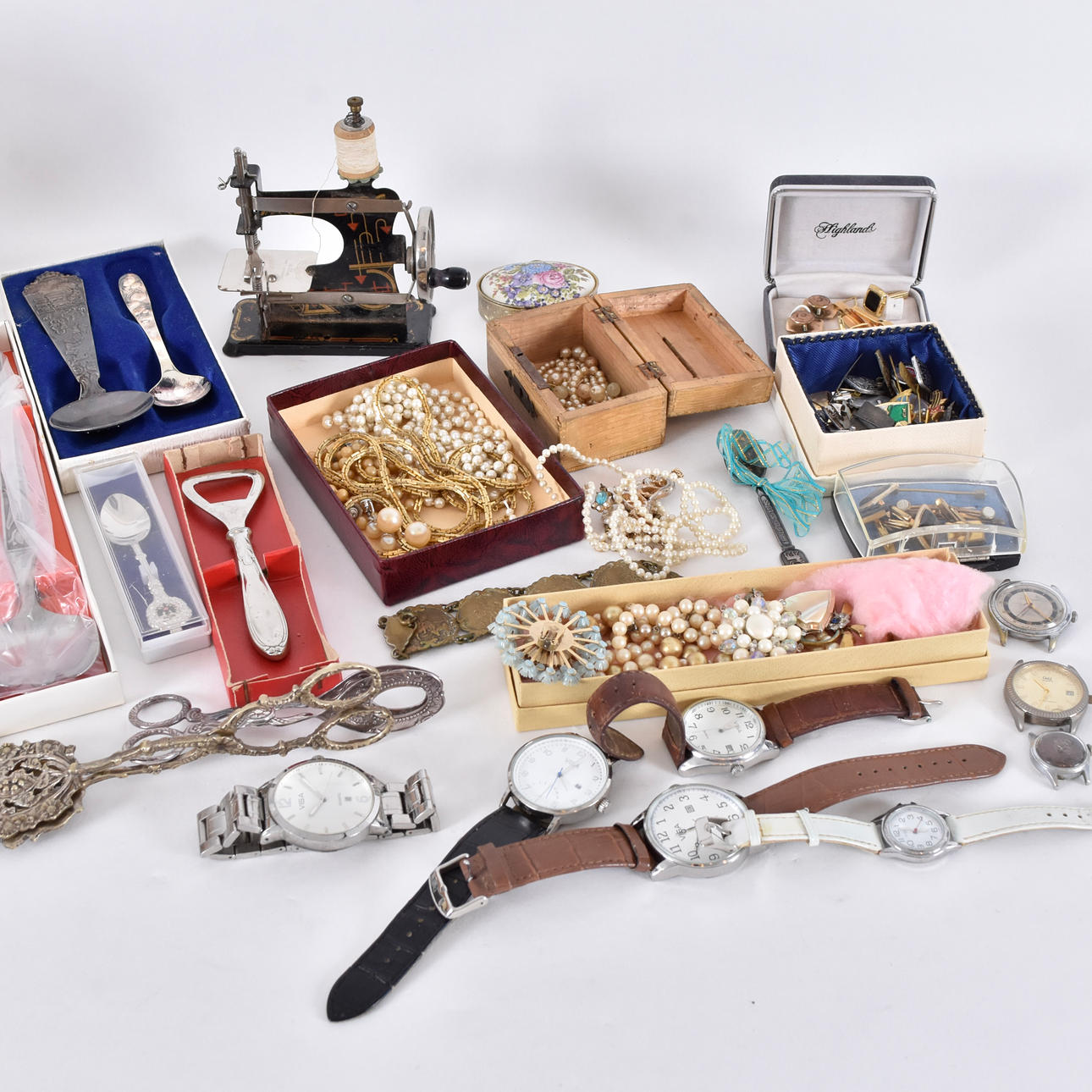 SAMLING BIJOUTERIER samt KLOCKOR, 1900-tal.