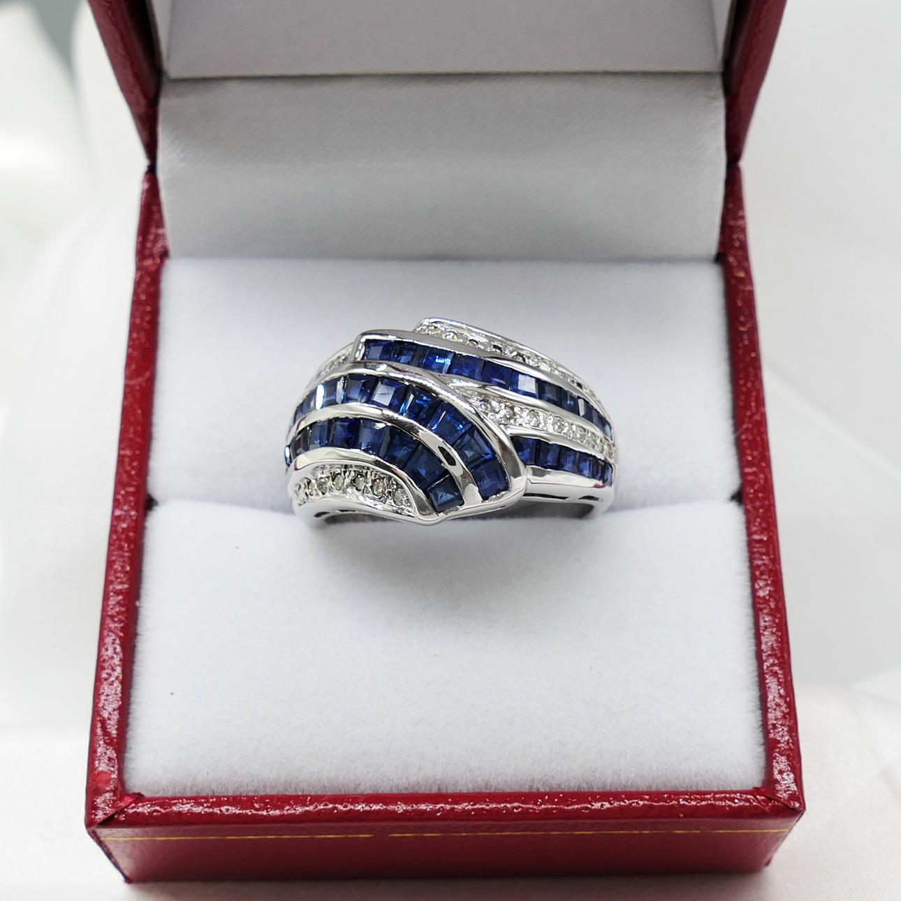SAPPHIRE & DIAMOND wave ring.