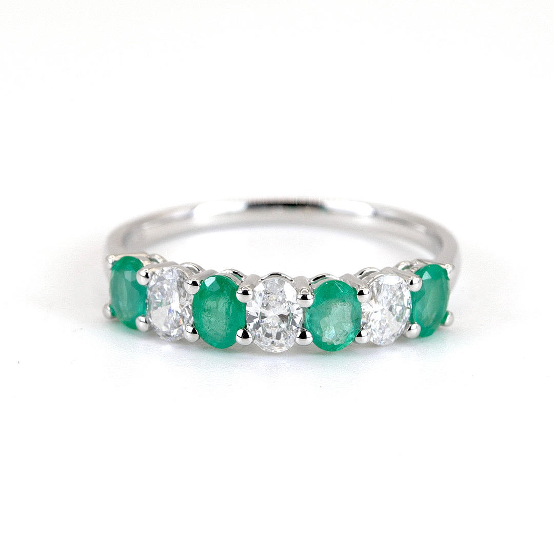 18CT EMERALD AND DIAMOND RING.
