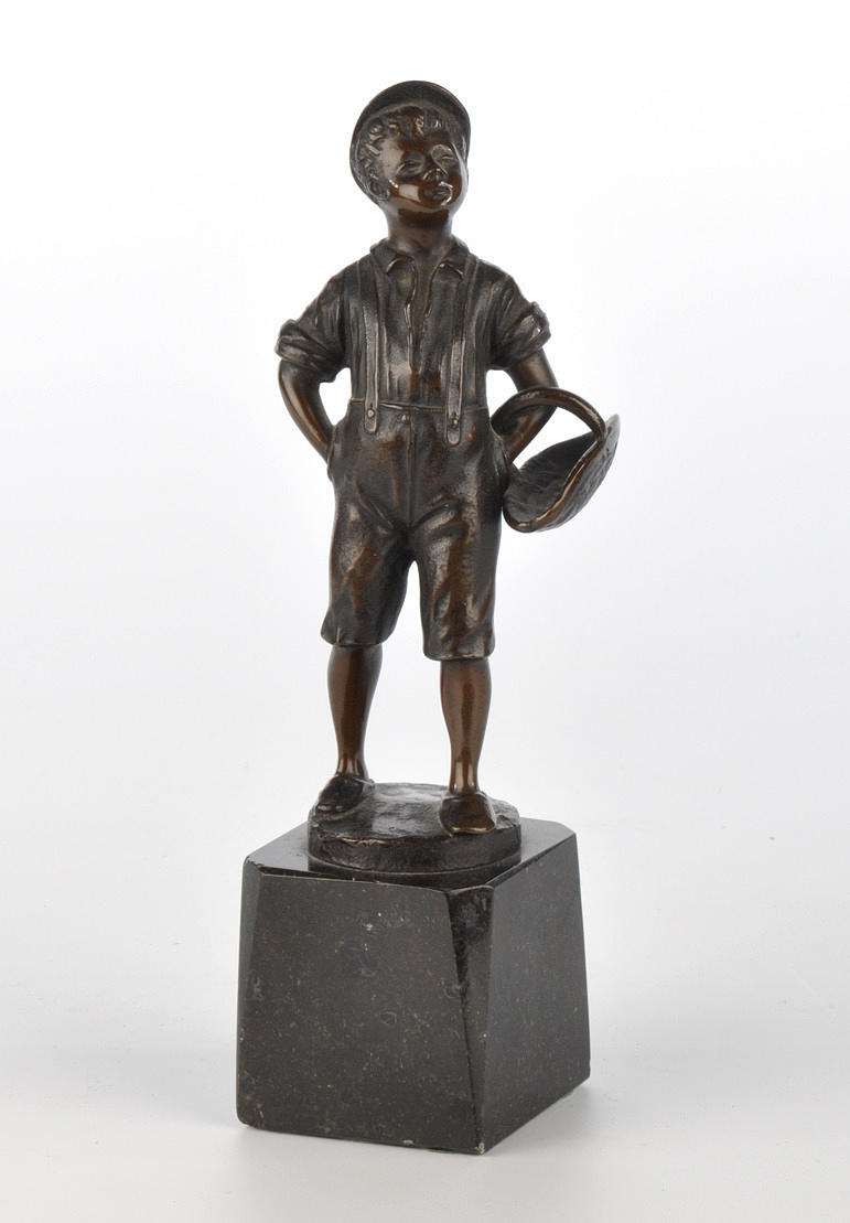 POJKE MED KORG. Liten skulptur, brons på marmorbas.