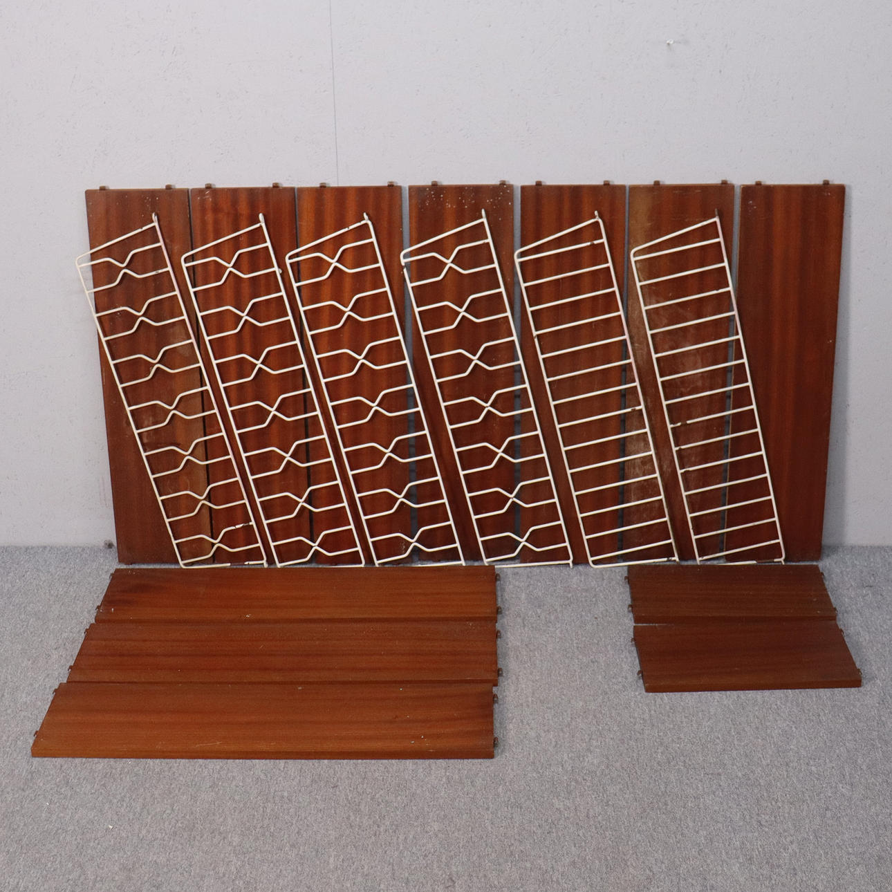 Bookcase, String model, 18 pieces.