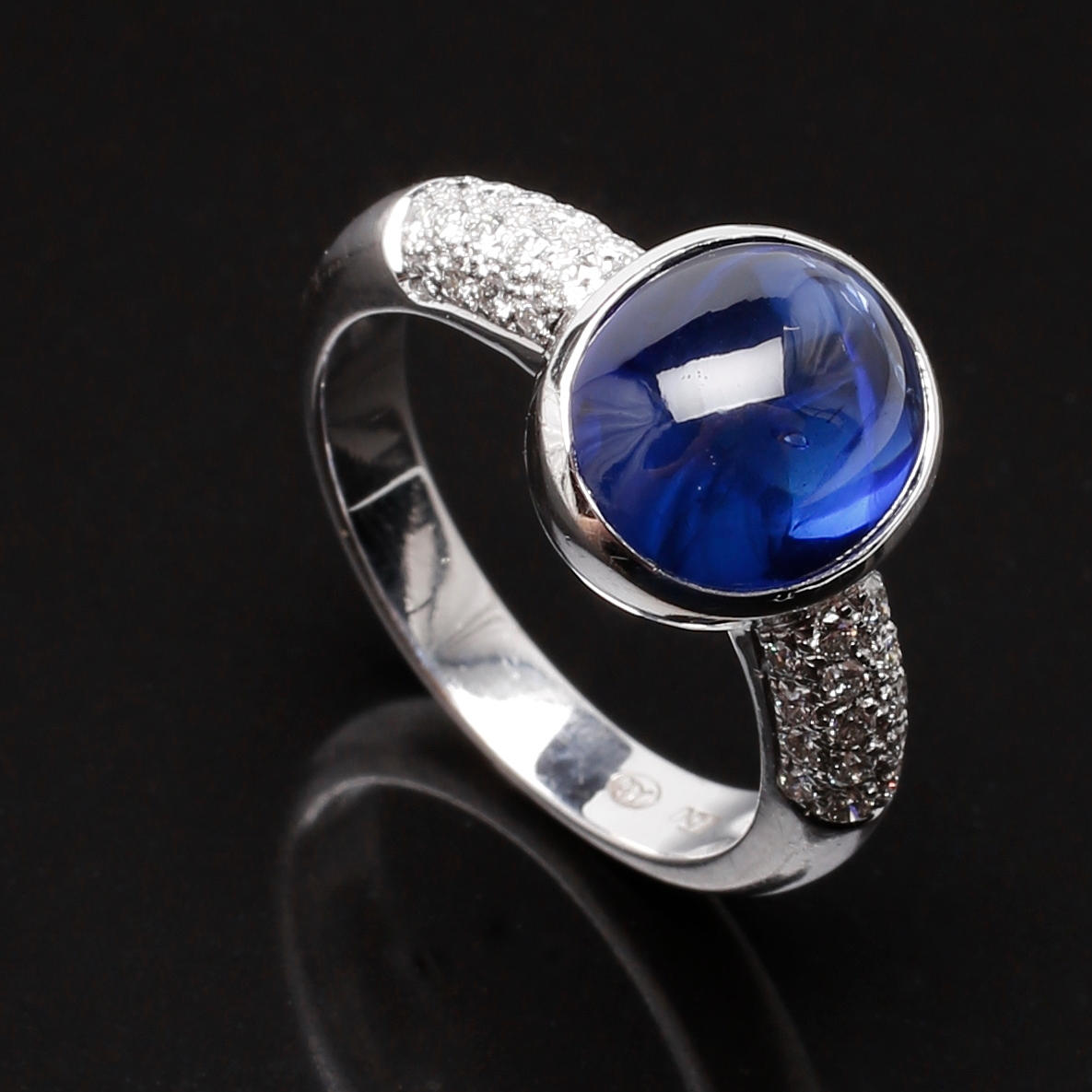 RING i vitguld 18 K med kabochonslipad safir och diamanter.