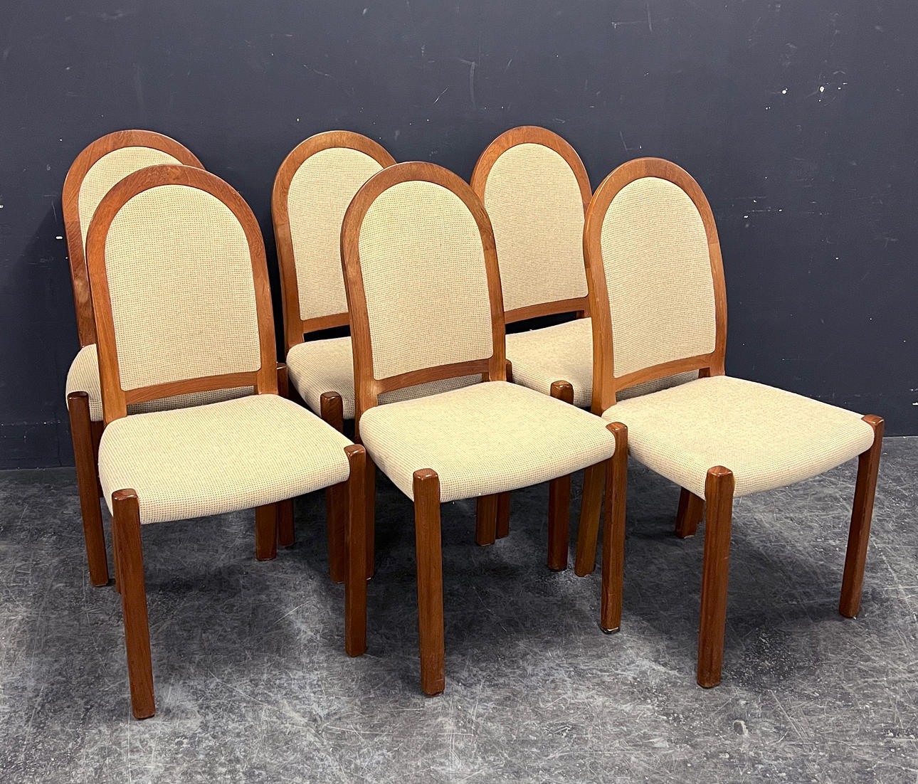 NIELS O. MØLLER. 6 CHAIRS.