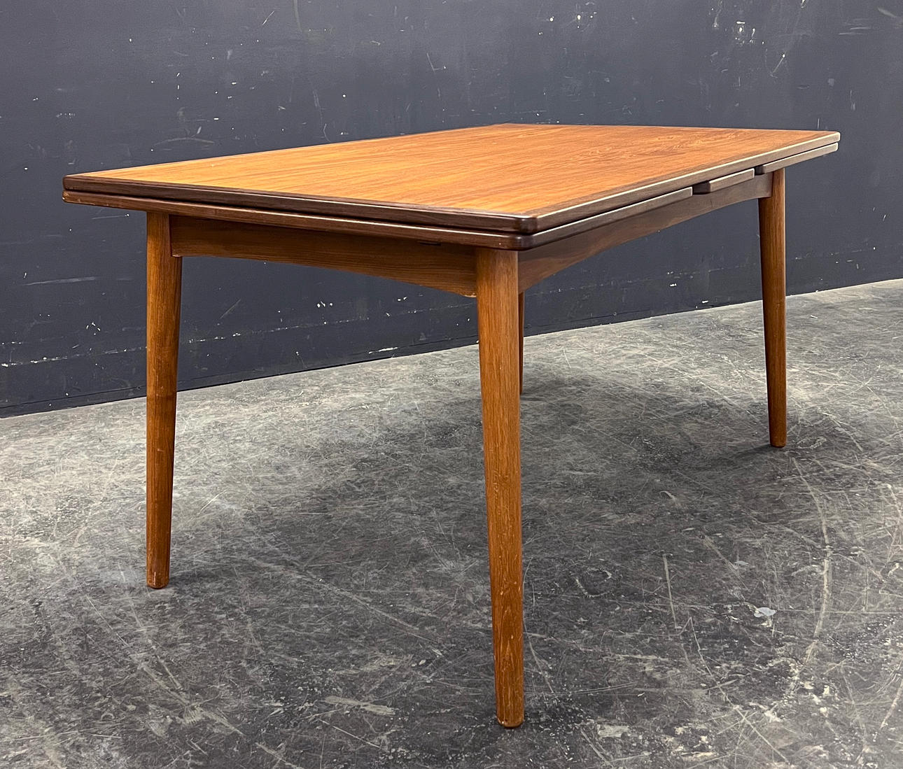 EXTENDABLE TEAK DINING TABLE.