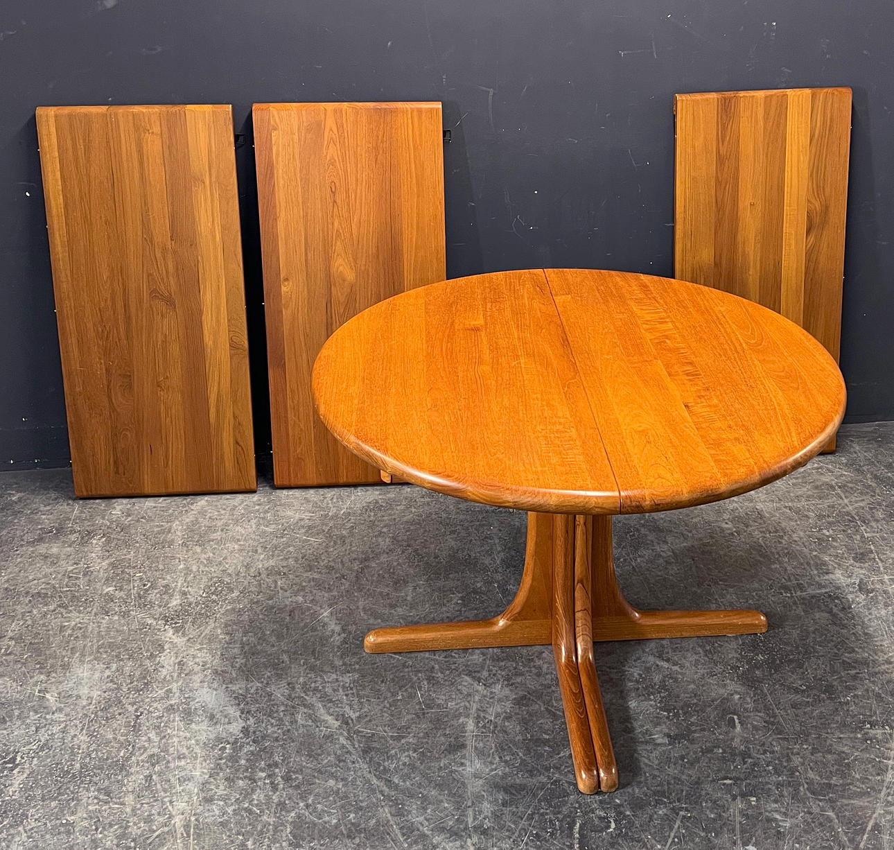 EXTENDABLE DINING TABLE.