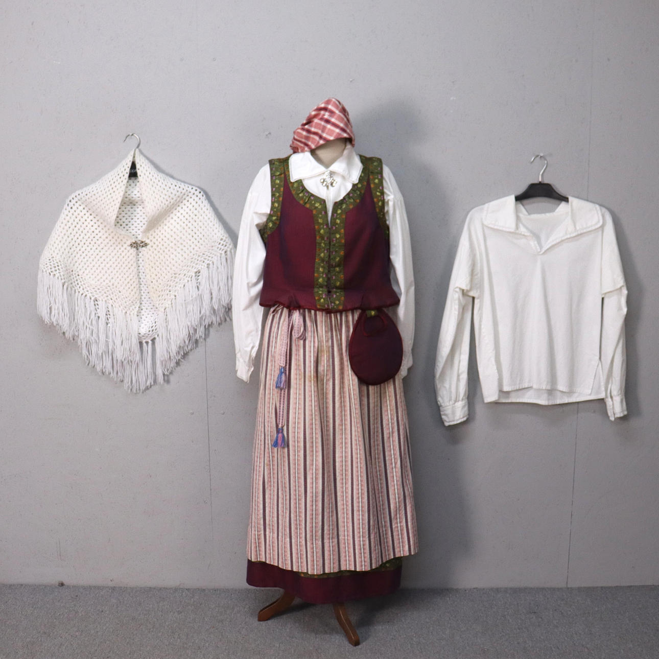 HÄRADS -/FOLK COSTUME, Blekinge, 7 pieces.