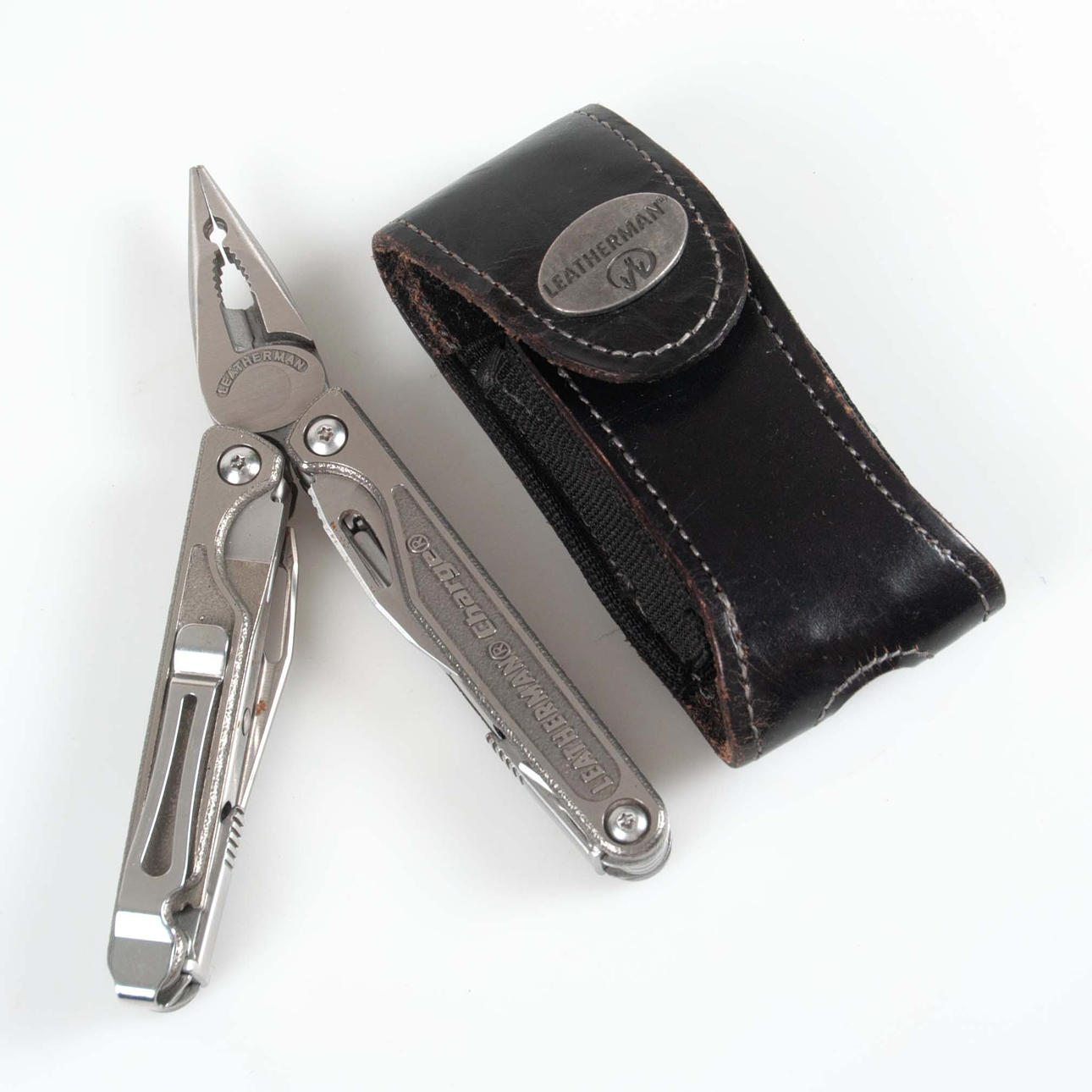 MULTITOOL, Leatherman Charge, with leather case.