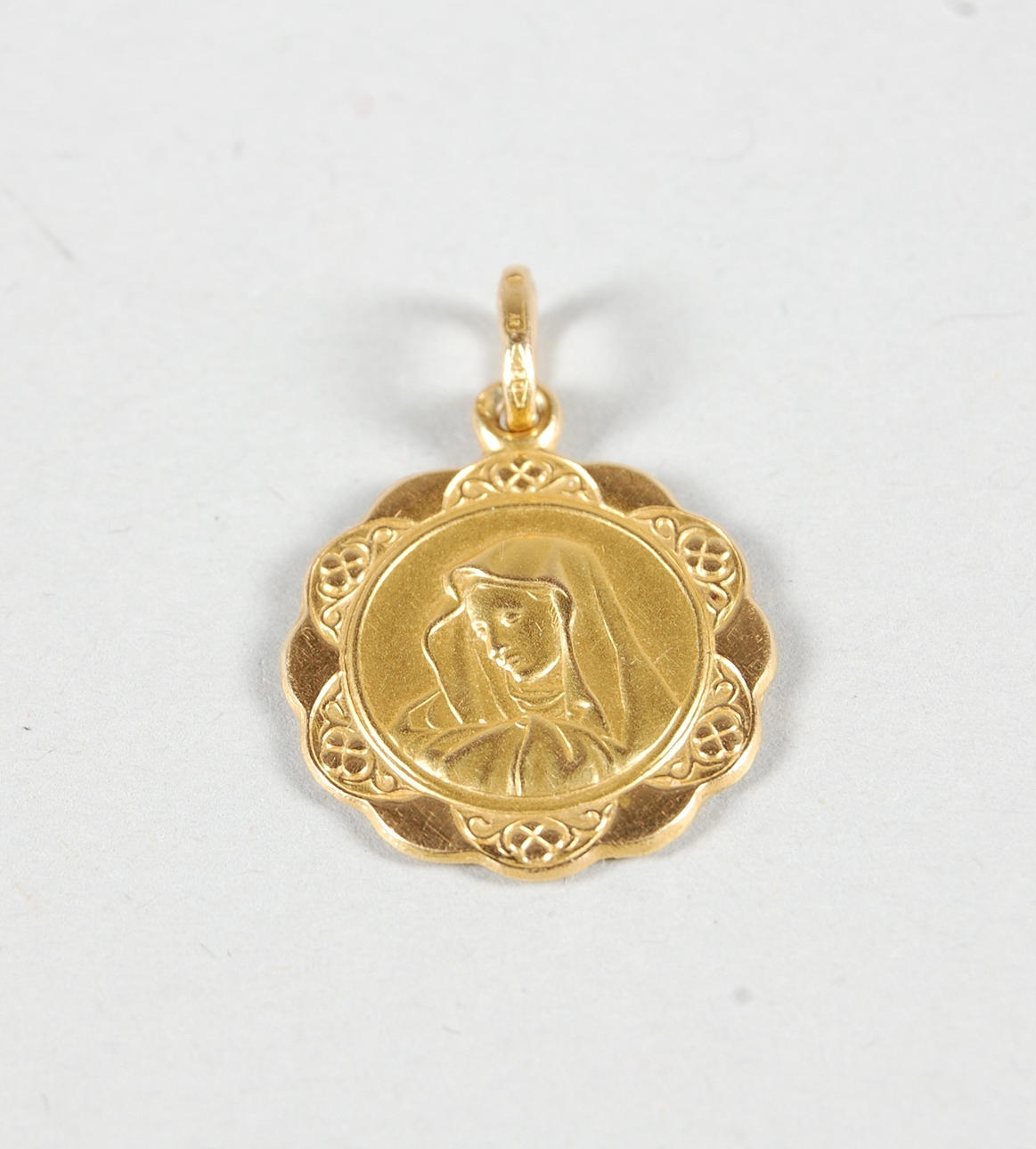 HÄNGE, madonna, 18 K guld.