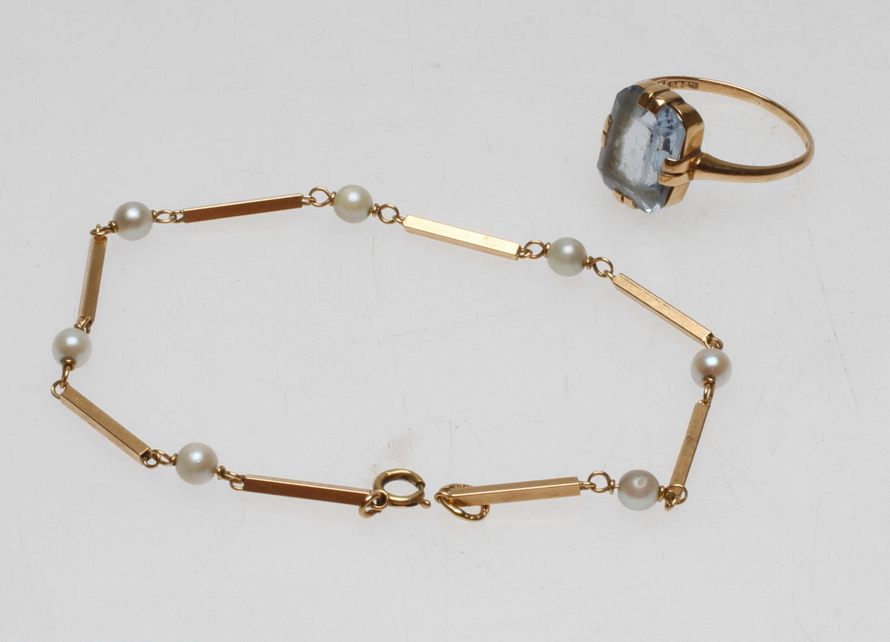 RING samt ARMBAND, 18k guld, blå sten/pärlor, total vikt ca. 6 gram.