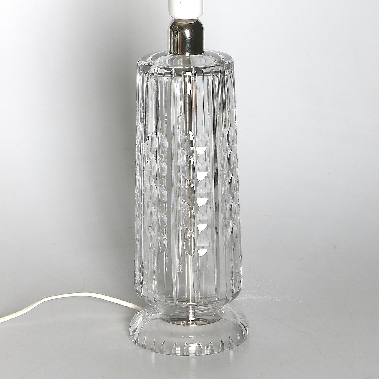 BORDSLAMPA, slipad kristall, sannolikt Orrefors, 1900-talets mitt.