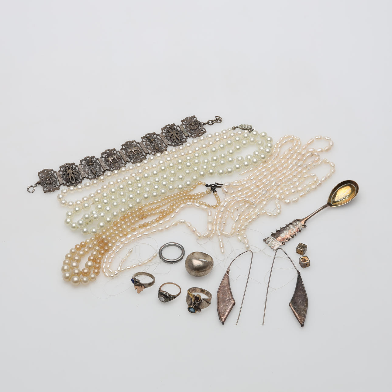 BIJOUTERIER, medföljer några delar silver.