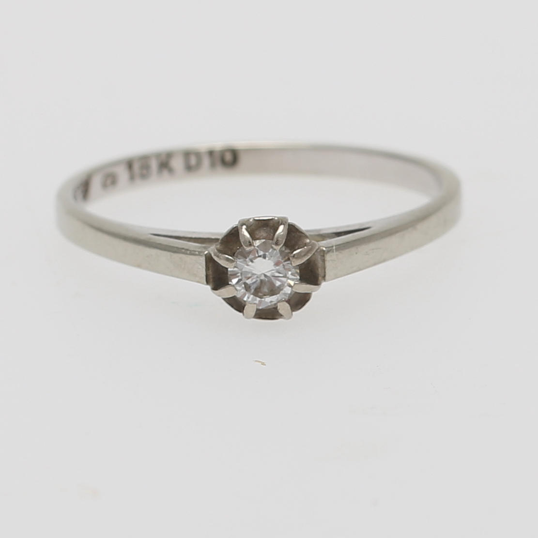 RING 18 k vitguld med briljant 0,14 ct enligt gravyr, 2,11 gram.