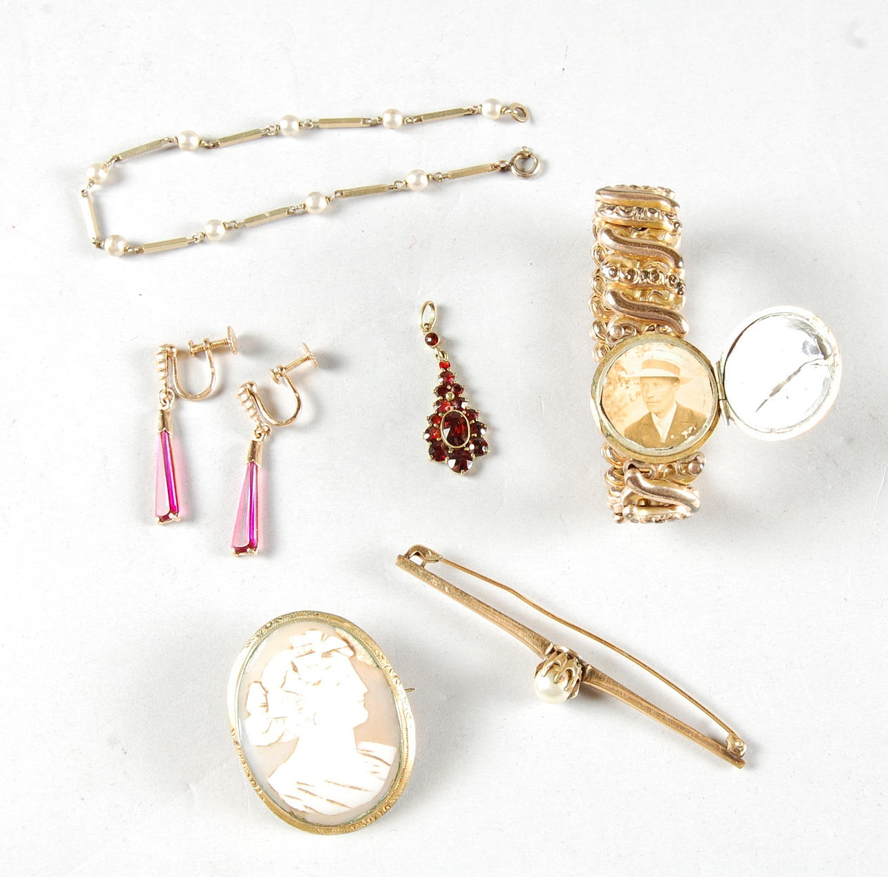 SMYCKEN, 7 delar, 1900-tal. förgyllt.