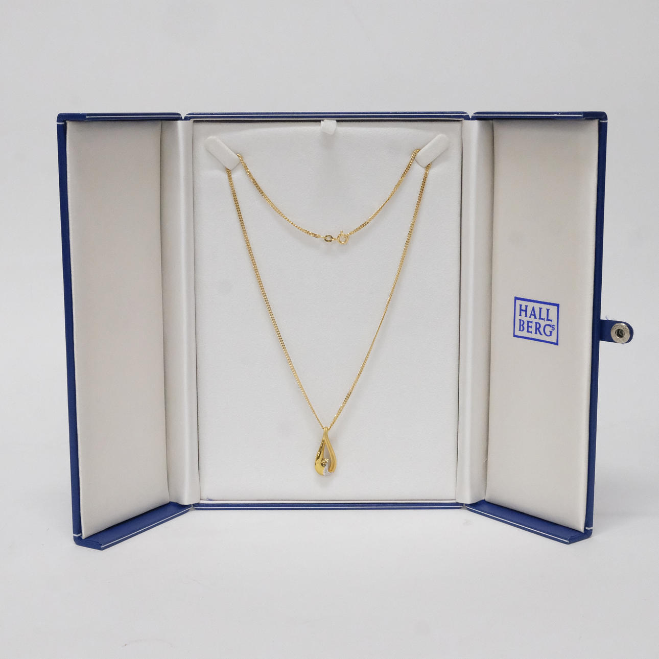 NECKLACE WITH PENDANT, 18K GOLD.