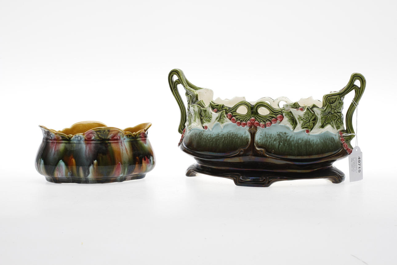 JARDINÄRER, 2 st, majolika, en sign Rörstrand, tidigt 1900-tal.